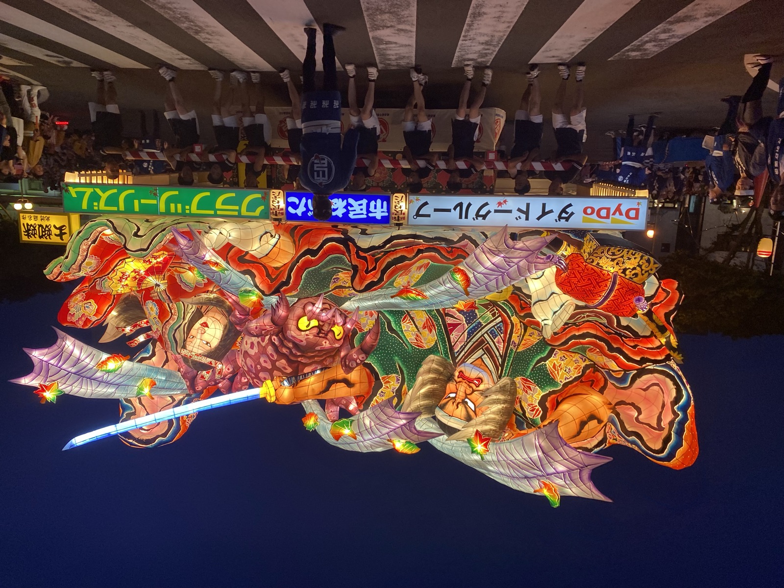 複数の大型ねぶたが並ぶ夜の会場